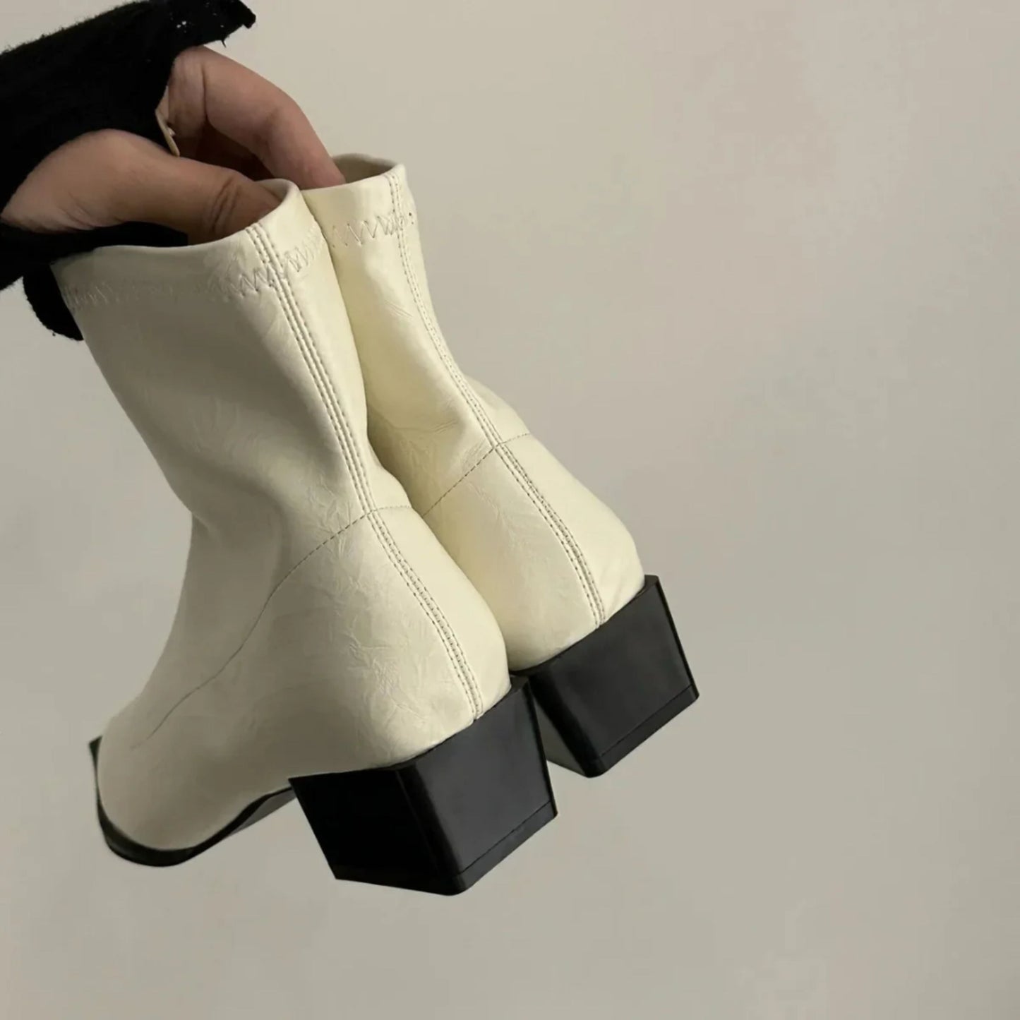 Dames enkellaarsjes met puntneus en blokhak – stijlvol & comfortabel