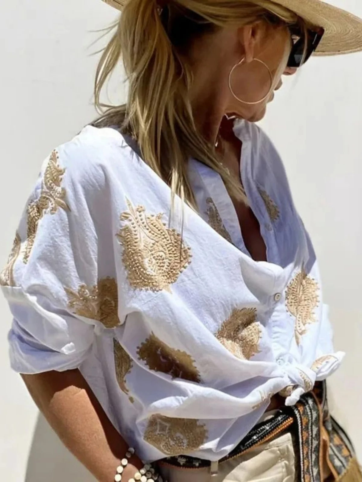 Zomerse Geborduurde Blouse met Knoopdetail