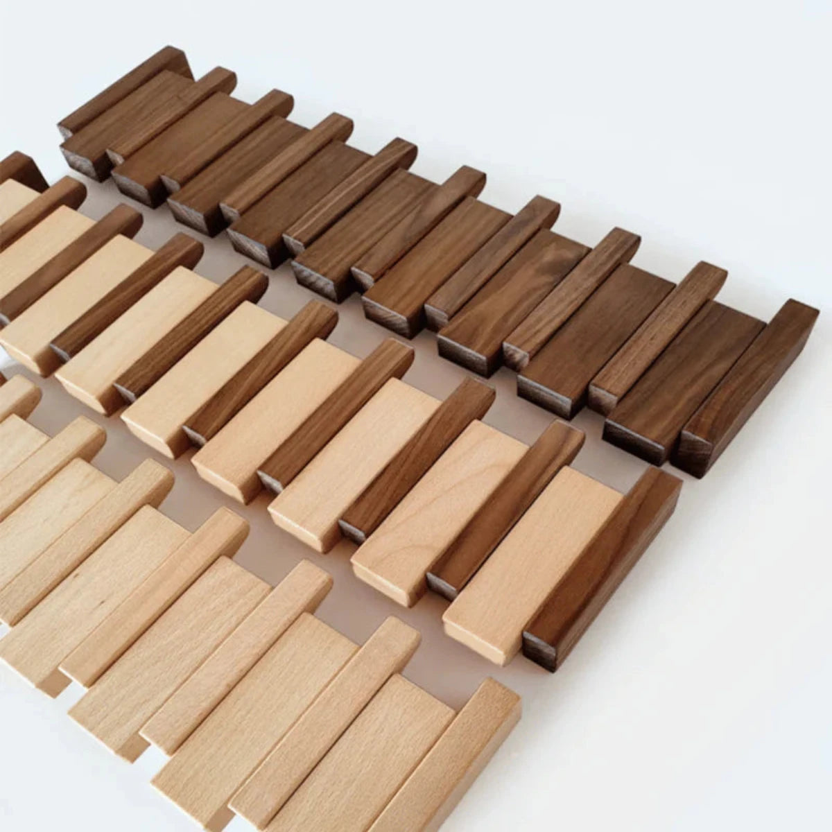Design Kapstok van Hout met Magnetische Haken in Pianotoetsstijl