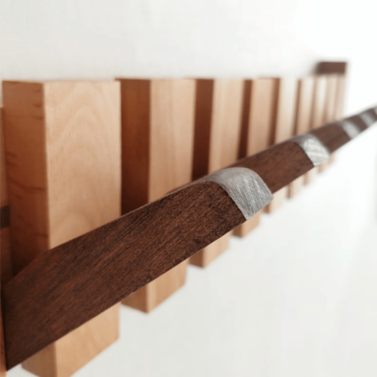 Design Kapstok van Hout met Magnetische Haken in Pianotoetsstijl