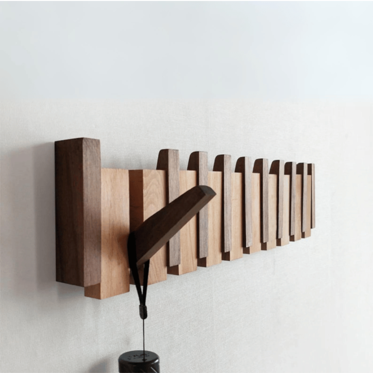 Design Kapstok van Hout met Magnetische Haken in Pianotoetsstijl